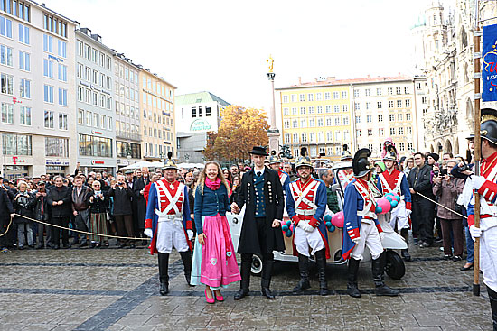Einzug des Würmesia Prinzenpaares 2019, Prinz Florian II. und Prinzessin Bianca II. auf dem Marienplatz , begleitet von der Münchner Stadtwache (©Foto: Martin Schmitz)